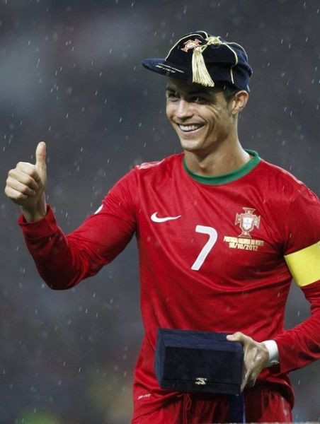 GENIAL! Ba, asta e Ronaldo? Ce penibil e! Cum au facut portughezii MISTO de Ronaldo la a 100-a selectie! Poza la care Messi rade cu lacrimi! :)