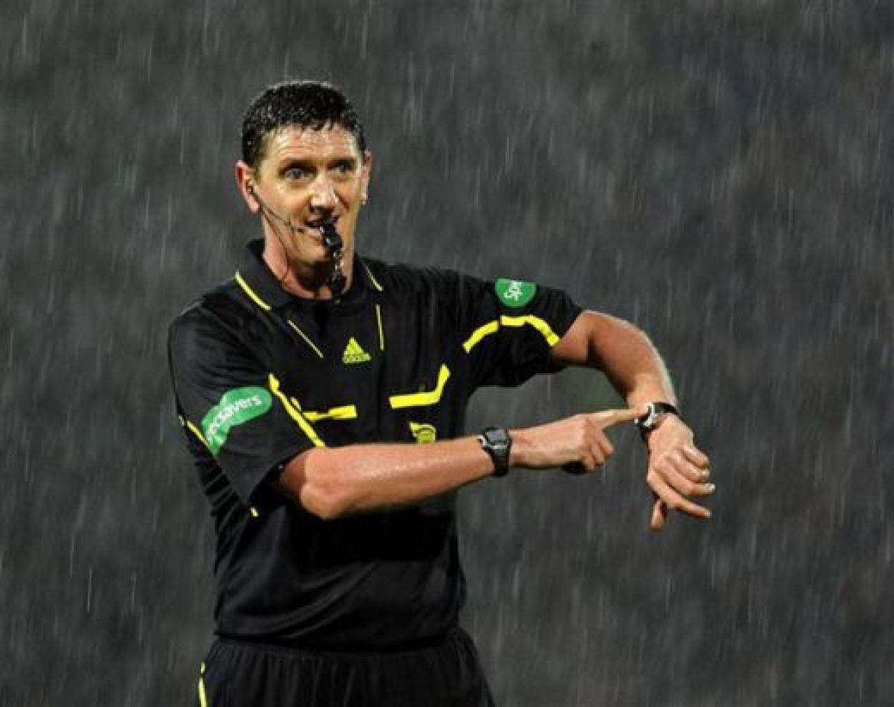 'Ba, asta si-a luat carnetul de arbitru de pe eBay!' Gest SENZATIONAL al scotienilor pe net: