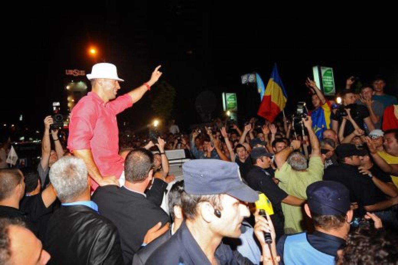 Un vis NATIONAL: 23 de milioane de inimi in ring, 55.000 de oameni pe un stadion! Romanul care si-a platit gloria cu sange si sudoare a implinit azi 34 de ani:_1