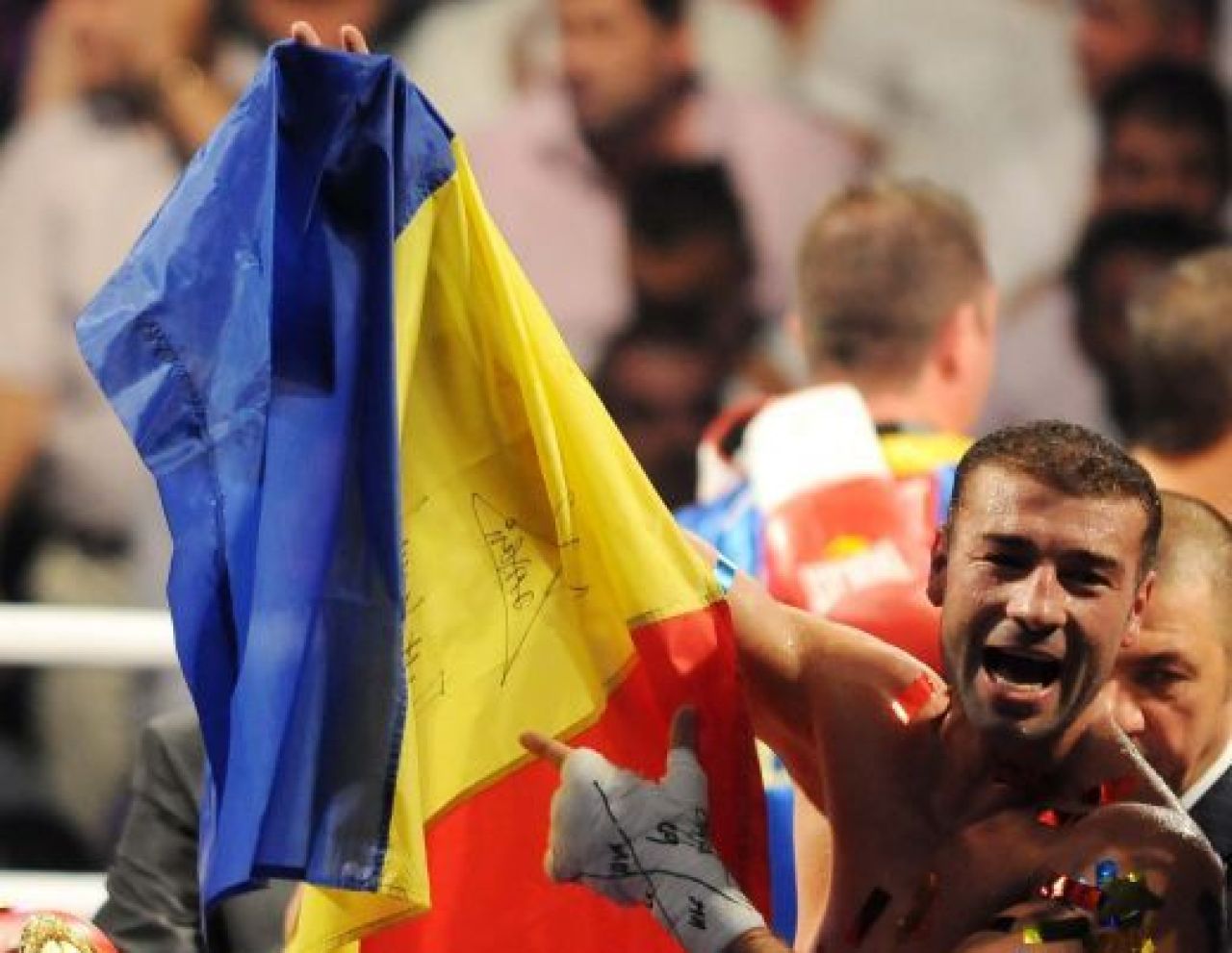 Un vis NATIONAL: 23 de milioane de inimi in ring, 55.000 de oameni pe un stadion! Romanul care si-a platit gloria cu sange si sudoare a implinit azi 34 de ani:_2