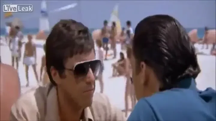 Agata la fel cum o facea SCARFACE! Crezi ca iti iese schema? Reactia senzationala a femeilor cand faci gestul asta: VIDEO