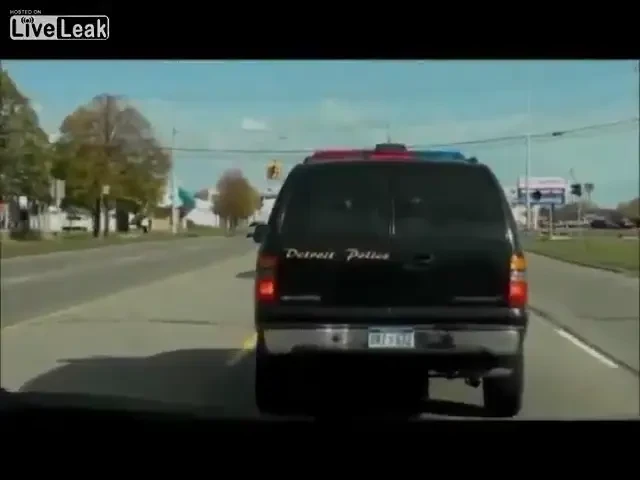 SUPER VIDEO "Trage, ba, IPOCRITULE pe dreapta!" Cel mai CURAJOS sofer din lume! Le-a ordonat politistilor sa traga pe dreapta: