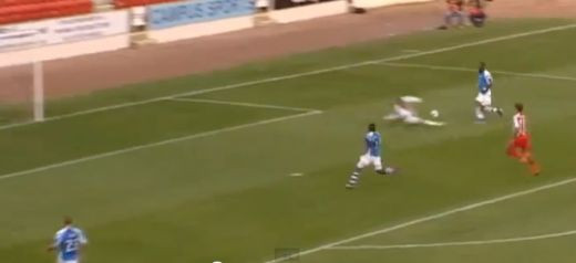 Probabil cea mai mare gafa din 2012: Doi coechipieri se fac KO din greseala! Adversarii recupereaza dar nu vor sa inscrie! VIDEO