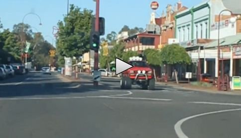 VIDEO Prima bicicleta TUNATA ! A trecut pe langa o super masina si l-a facut KO pe sofer! Toti oamenii din jur au lesinat de ras!