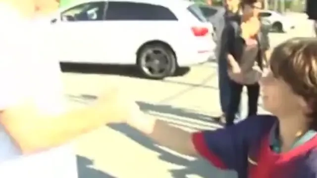 Pustiul FARA PICIOARE de la Barcelona iti va rupe inima in doua: Urmareste in slow-motion cum ii da 'URECHI' lui Messi! VIDEO