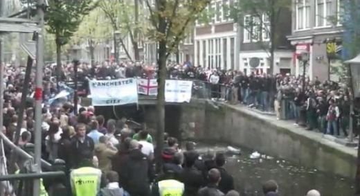 VIDEO: In stanga englezi, in dreapta olandezi! Suporterii lui City si Ajax s-au intalnit pe un pod! Politia a facut 25 de arestari! Vezi ce a iesit: