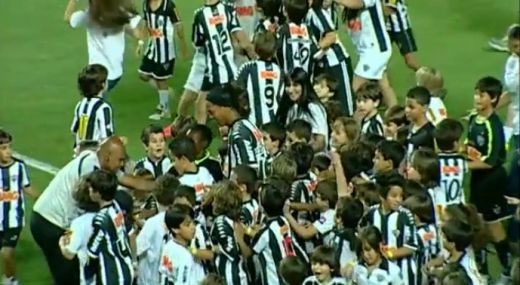 Un jucator poate schimba RADICAL o echipa! Daca il cheama Ronaldinho, cu atat mai mult: Omul face intr-un sezon cat altii in 10! VIDEO