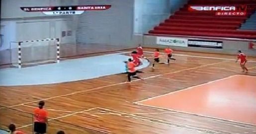 VIDEO Joga BONITA! Ronaldinho, Neymar si Messi sunt INVIDIOSI! Golul SENZATIONAL reusit de o jucatoare in sala!