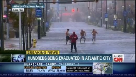 DEMENTII astia au avut curaj sa sfideze URAGANUL Sandy! Ce faceau in timpul furtunii CRIMINALE din SUA! VIDEO: