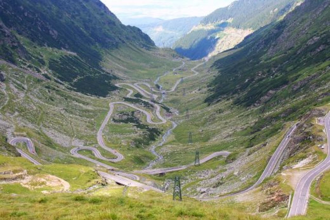FOTO Transfagarasan si Transalpina nu sunt singurele! Vezi cele mai TARI drumuri din Romania! Locuri de VIS pentru soferi:_6