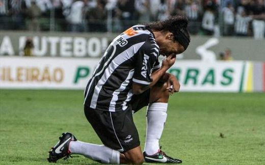 Ronaldinho si-a pierdut ZAMBETUL dupa faza asta! Momentul care l-a facut sa urle pe teren! Faza GENIALA care era sa-l duca in al 9-lea cer: VIDEO