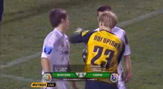 VIDEO SOCANT pe un teren de fotbal! Pumnul asta il facea pana si pe Bute sa cada! Doi jucatori din aceeasi echipa s-au luat la bataie pe teren! Caz INCREDIBIL