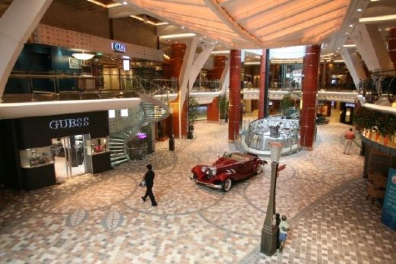 Nici Abramovici nu are bani de asa ceva! Cel mai mare iaht din lume are PARC in centru! Te lasa lasa mut luxul mai mare decat in orice oras din lume! Constructia SF care a costat 1,4 MILIARDE:_12