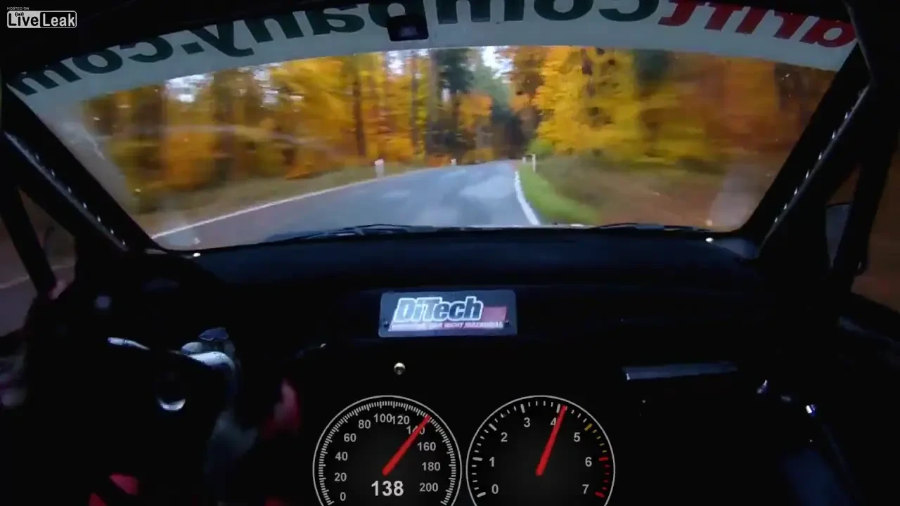 SUPER VIDEO N-ai mai vazut niciodata asa ceva! SENZATIE majora intr-o masina de raliu prin padure! Cum traiesti pilotul cursa: