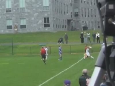 Caterinca MAXIMA la un meci intre femei: cea mai nebuna jucatoare de fotbal si-a distrus adversara cu doua lovituri MORTALE! :) Super VIDEO: