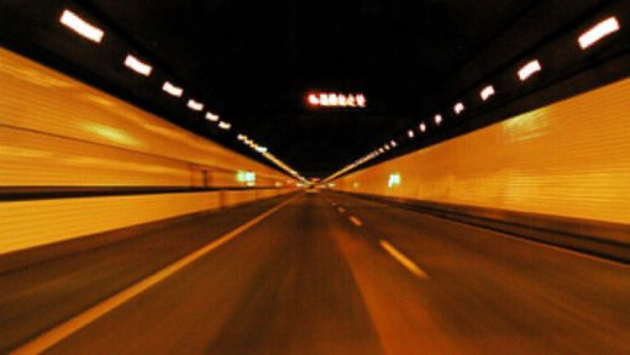 FOTO FOARTE TARE! Cele mai tari TUNELURI din lume! Drumuri EPICE pentru masina ta! Cand vedem asa ceva in Romania?_3