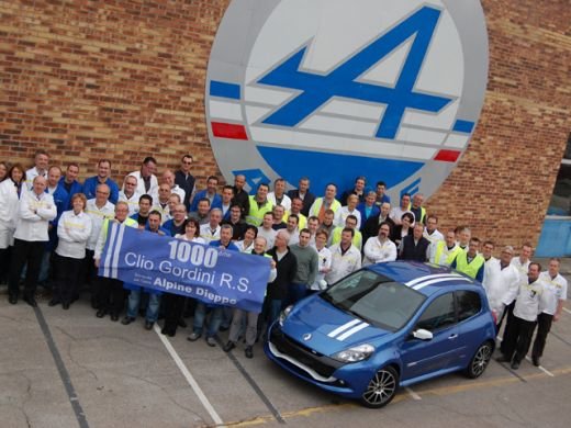 N-o sa-ti vina sa crezi! Dacia ASTA a participat in F1 si Le Mans! Renault o scoate acum de la NAFTALINA! Vezi cum arata! SUPER FOTO:_5