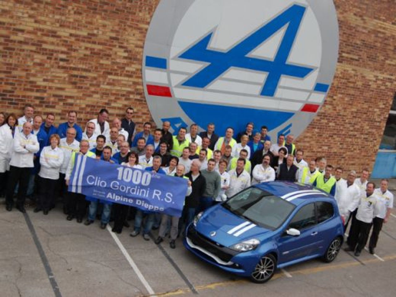 N-o sa-ti vina sa crezi! Dacia ASTA a participat in F1 si Le Mans! Renault o scoate acum de la NAFTALINA! Vezi cum arata! SUPER FOTO:_5