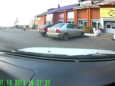 VIDEO GENIAL! Cum crezi ca a ajuns IDIOTUL asta acolo? Faza anului in Rusia! :))