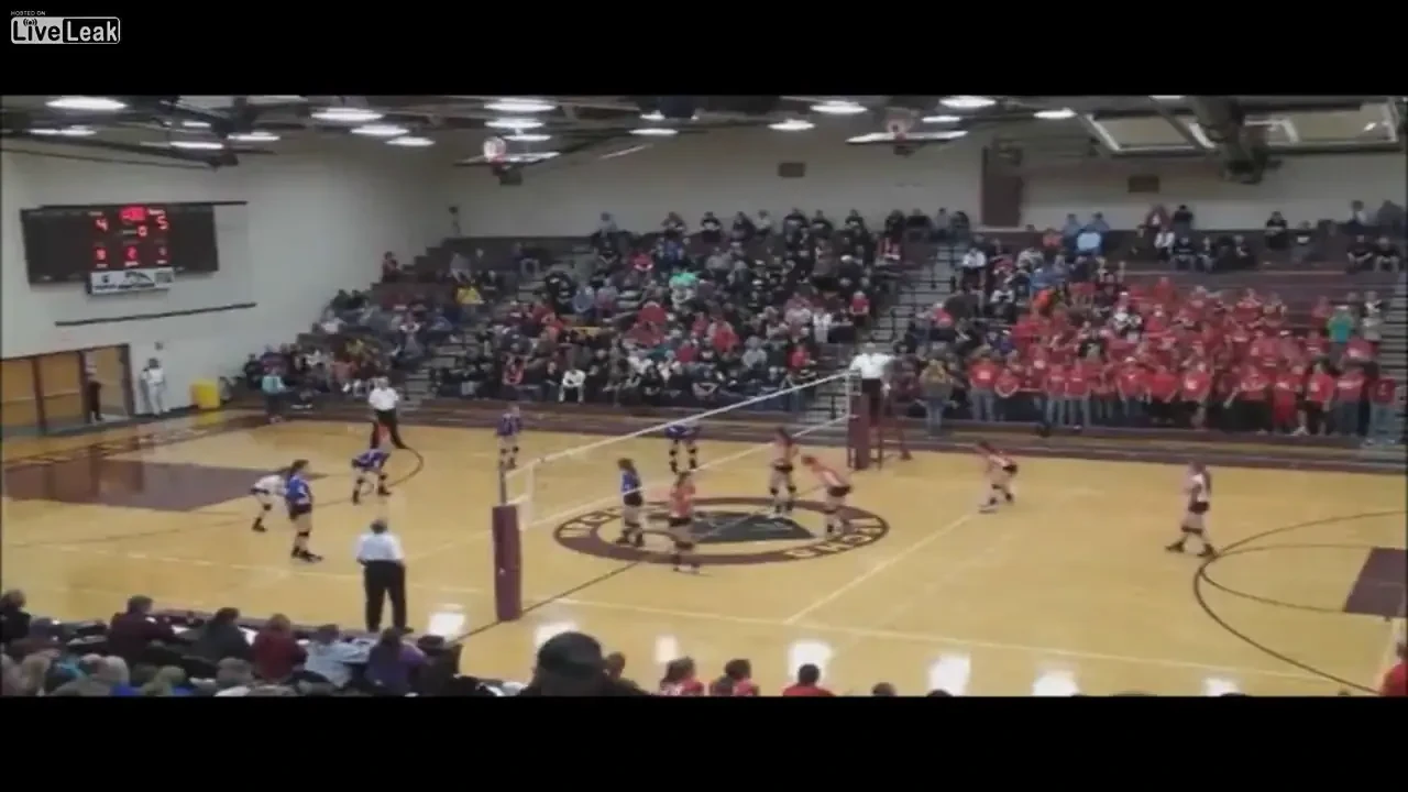 FAZA BESTIALA la un meci de volei: A facut KO o adversara si un spectator cu o singura lovitura! VIDEO