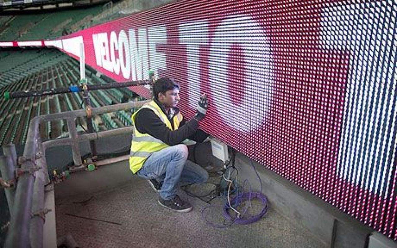 Englezii inaugureaza o BIJUTERIE de 82.000 de locuri! Intrarea pe stadion se face cu telefonul! Ce se intampla cand selectezi optiunea BOSS MODE in timpul meciului :)_2