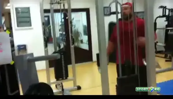 Radu Valahu TE UMILESTE in sala de forta: Pune TOATE greutatile si se antreneaza cu o singura mana! VIDEO