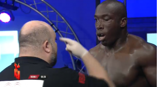 Accidentare HORROR: Asta a ramas FARA OCHI! Local Kombat a oferit momente de groaza VIDEO Arbitrul a oprit meciul dupa ce a vazut asta!