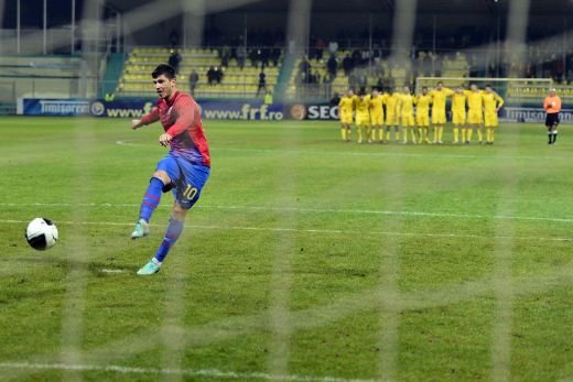 LOW BATTERY! Vedeta Stelei are becul rosu aprins: 99 de zile FARA GOL in tricoul Stelei! MILIOANELE lui Becali zboara pe geam:_3