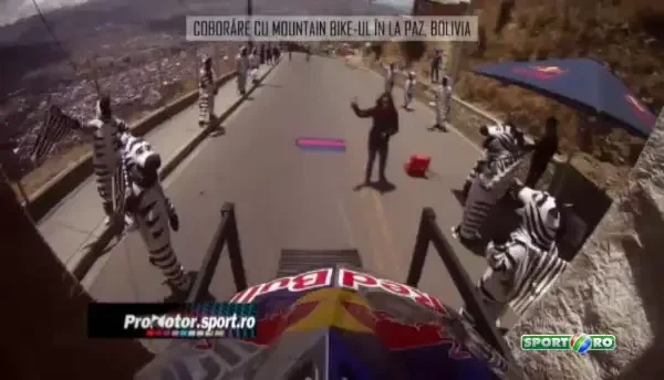 VIDEO Coborare sinucigasa in Bolivia! Iti sta inima-n loc!