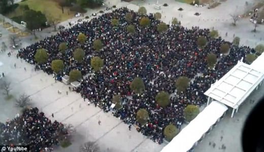N-o sa-ti vina sa crezi ce se intampla in Japonia! Peste 500.000 de oameni fac ASTA! Mareste poza sa vezi detaliul ULUITOR!