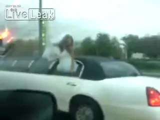 Cea mai NEBUNA mireasa din lume! Sotul era o sa o calce in picioare dupa ce s-a dezbracat in TRAFIC! VIDEO 18+