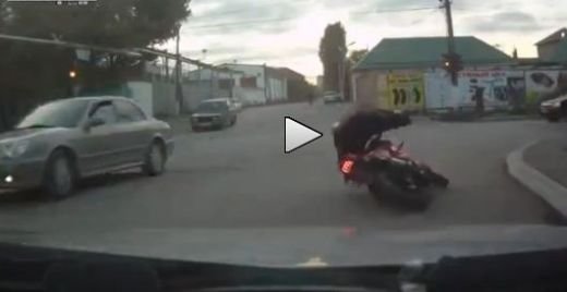Mai BEAT de atat NU se poate! A vrut sa se urce pe motor si a cazut de doua ori! S-a facut de ras in mijlocul strazii VIDEO