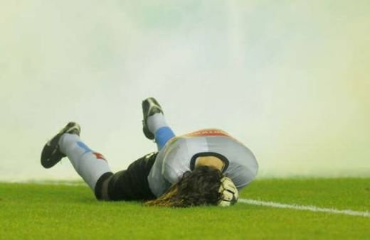ATENTAT pe un teren de fotbal! Un portar a fost la un pas de moarte din cauza unor HULIGANI! Momente de groaza in tara lui Messi! VIDEO