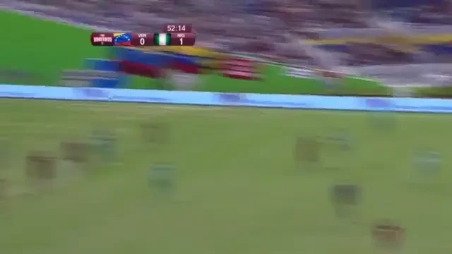 Mai avea putin si o dadea de la mijlocul terenului! GOLUL asta rivalizeaza cu al lui Ibrahimovici! SUPER VIDEO