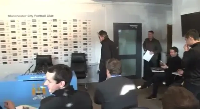 Caterinca zilei: Unul dintre cei mai tari antrenori din lume i-a luat la misto pe reporteri: a aparut MASCAT la conferinta de presa! Poti sa ghicesti cine e? :)