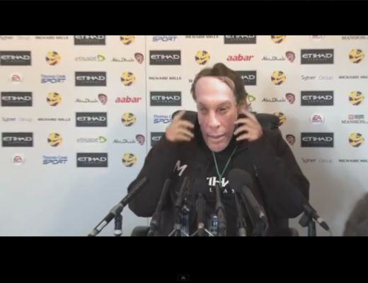 Caterinca zilei: Unul dintre cei mai tari antrenori din lume i-a luat la misto pe reporteri: a aparut MASCAT la conferinta de presa! Poti sa ghicesti cine e? :)