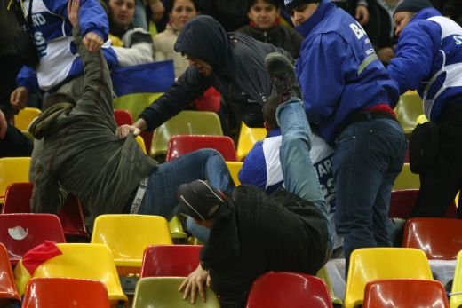 Raspunsul OFICIAL al stewarzilor de la meciul cu Belgia: Intr-un singur caz s-a facut un usor exces de zel! Oamenii de ordine se plang ca au fost loviti la tibie !