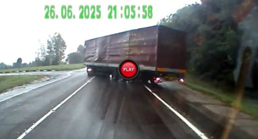 VIDEO Omul asta e NEBUN! Camionagiul care face DRIFTURI pe sosea! A fost la un pas de un accident groaznic!