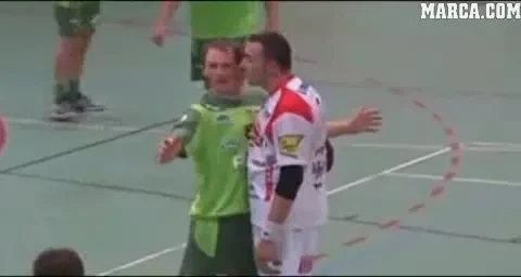 Si-a dat pantalonii jos si a TURBAT de furie dupa ce a fost PUPAT de un adversar! Scene INCREDIBILE in Italia: