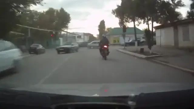 VIDEO Cum sa faci asa ceva? Omul asta e prea BEAT ca sa conduca o MOTOCICLETA! A starni hohote de ras in trafic!