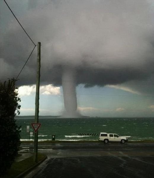 FOTO Ce faci cand vine o TORNADA cu 200 km/h spre tine? Imaginea zilei in lume! Milioane de oameni sunt SOCATI!