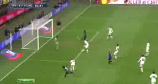 Un jucator de 30 de mil se trezeste SINGUR cu TOATA poarta in fata la 5 metri de gol. Ce se intampla la faza asta e absolut INCREDIBIL! VIDEO