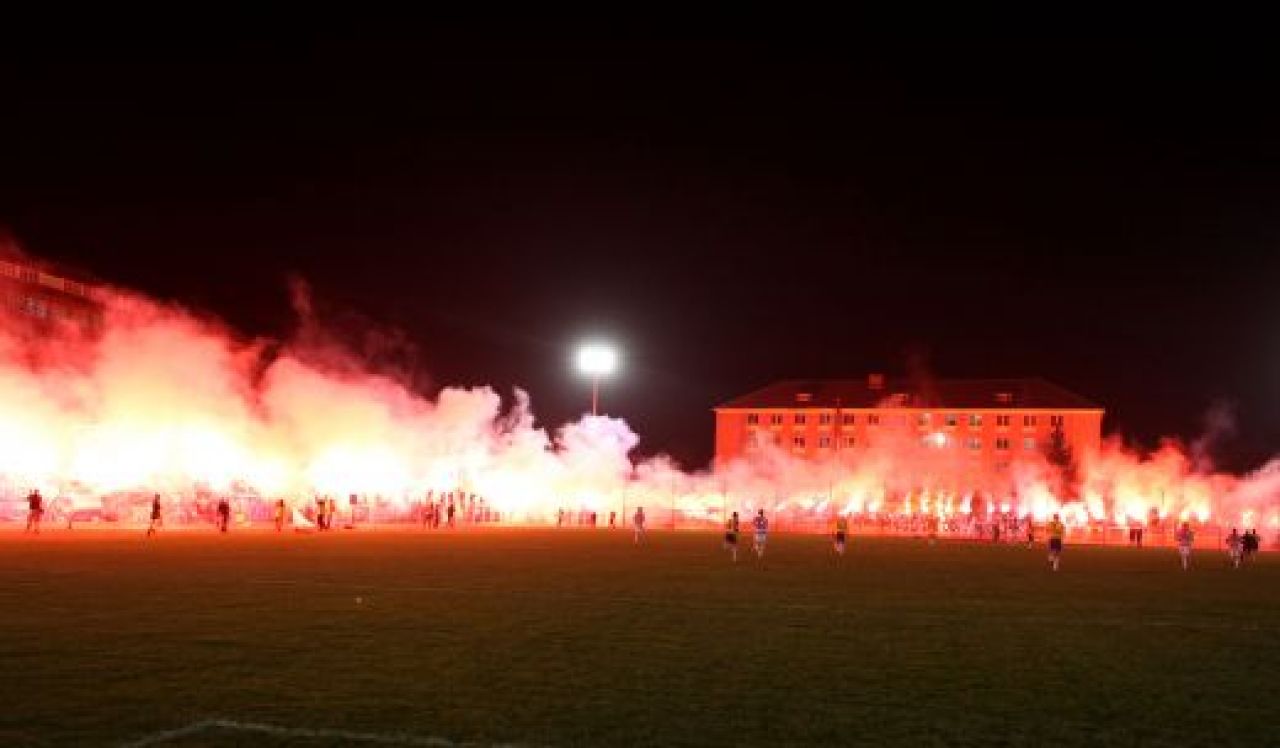 VIDEO BESTIAL! Fanii lui Poli au facut un show INCENDIAR in liga a V-a! Adversarii au crezut ca vor lua foc!_1