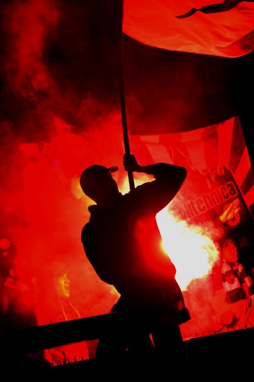 VIDEO BESTIAL! Fanii lui Poli au facut un show INCENDIAR in liga a V-a! Adversarii au crezut ca vor lua foc!_2