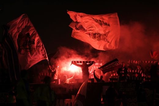 VIDEO BESTIAL! Fanii lui Poli au facut un show INCENDIAR in liga a V-a! Adversarii au crezut ca vor lua foc!_3