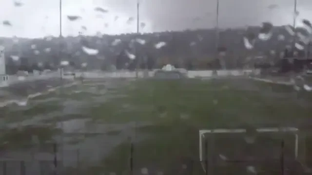 SENZATIONAL: Un fan a filmat TORNADA care a distrus stadionul echipei sale! Cristiano Ronaldo si-a sunat parintii dupa asta:
