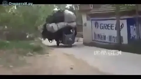 VIDEO "Omul asta ne salveaza de CRIZA!" Cat poti sa cari cu un scuter? Un chinez face RECORD mondial!