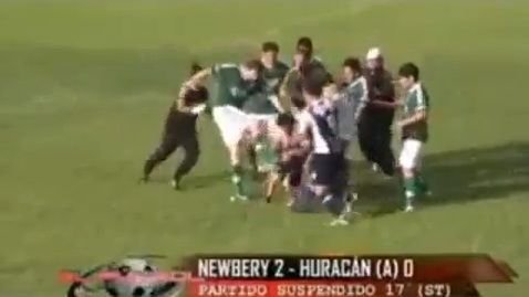 VIDEO SOCANT! Nebunii astia au pus arbitrul la pamant si l-au atacat cu picioarele! Caz SCANDALOS in fotbal
