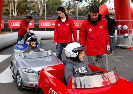 FOTO Messi si Iniesta au trecut pe TURBO DIESEL, Xavi si-a luat limuzina neagra! Jucatorii Barcei au primit masini noi! Ce conduc liderii din Primera:_5