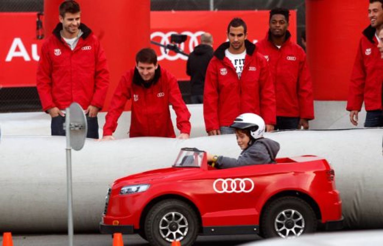 FOTO Messi si Iniesta au trecut pe TURBO DIESEL, Xavi si-a luat limuzina neagra! Jucatorii Barcei au primit masini noi! Ce conduc liderii din Primera:_7
